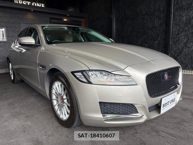 Jaguar XF 2017-02 8725843-4