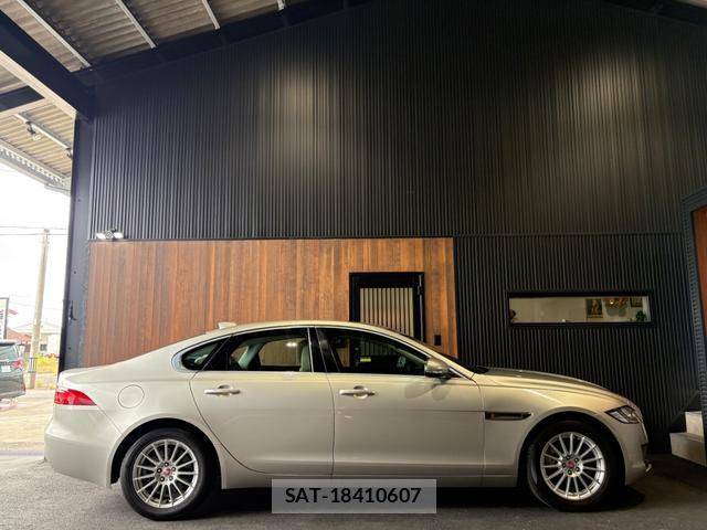 Jaguar XF 2017-02 8725843-6