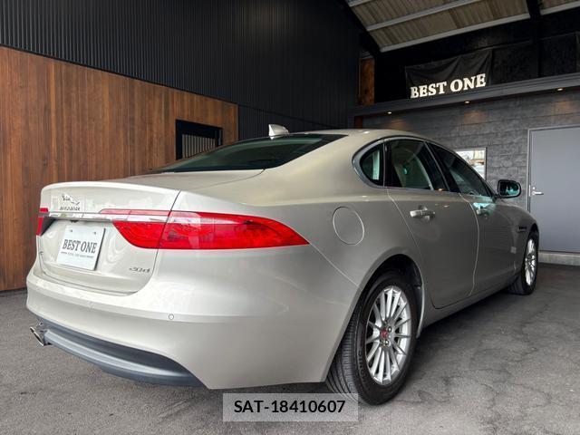 Jaguar XF 2017-02 8725843-9