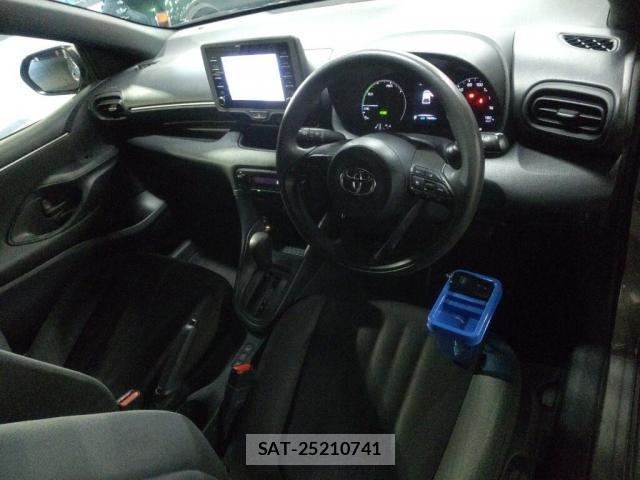 Toyota YARIS 2021-06 8726214-2