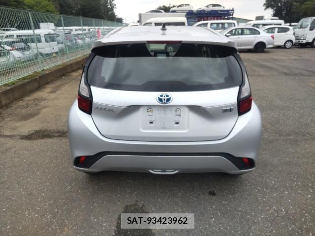 Toyota AQUA 2023-08 8752607-1