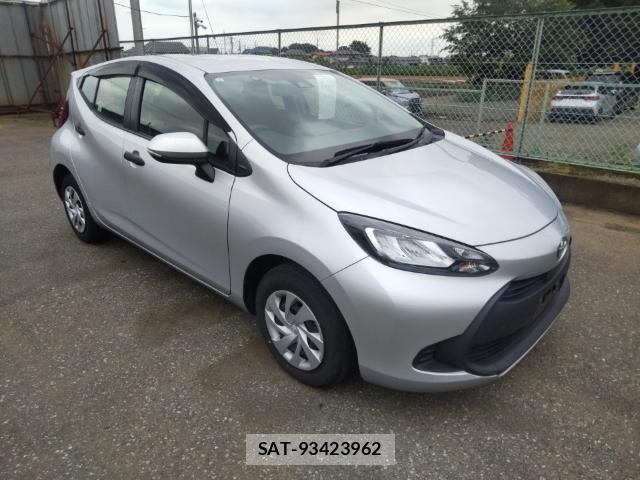 Toyota AQUA 2023-08 8752607-3