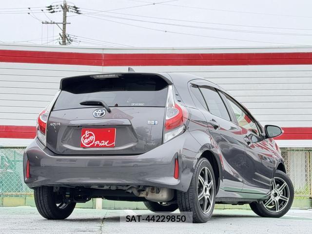 Toyota AQUA 2017-12 8753382-2