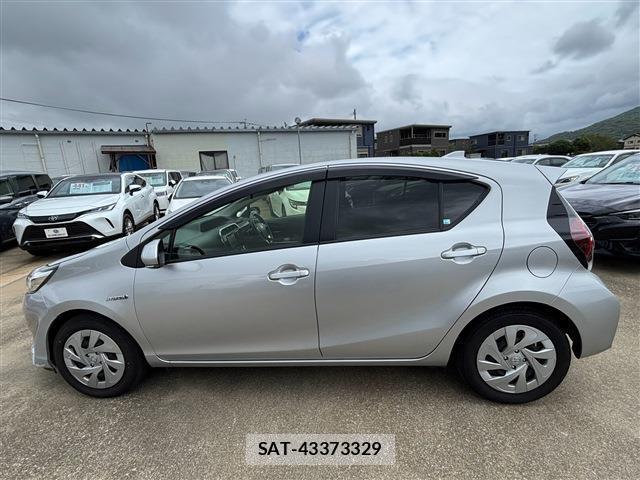 Toyota AQUA 2019-11 8753391-11