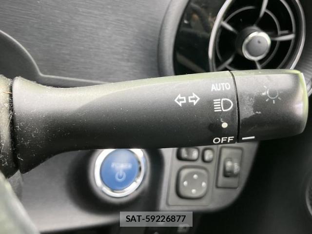 Toyota AQUA 2017-08 8753533-15