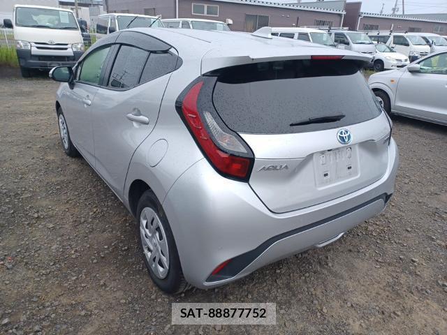 Toyota AQUA 2021-08 8754327-5