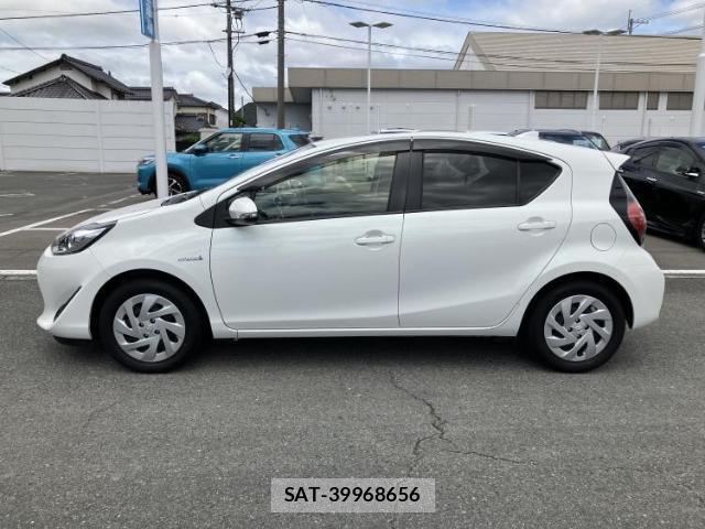 Toyota AQUA 2017-07 8754378-1