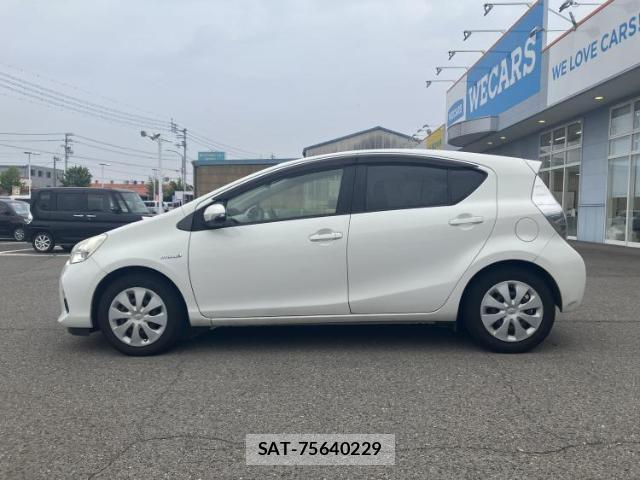 Toyota AQUA 2014-03 8754728-1