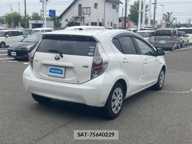 Toyota AQUA 2014-03 8754728-2