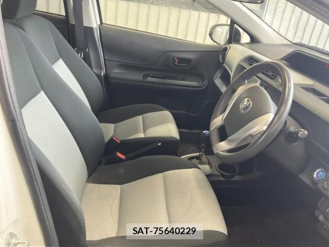 Toyota AQUA 2014-03 8754728-3