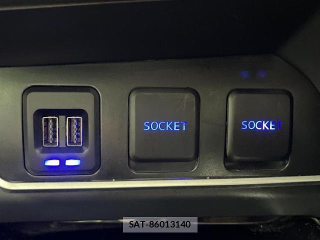 Toyota C-HR 2017-08 8752218-14
