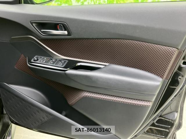 Toyota C-HR 2017-08 8752218-3