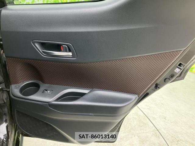 Toyota C-HR 2017-08 8752218-6