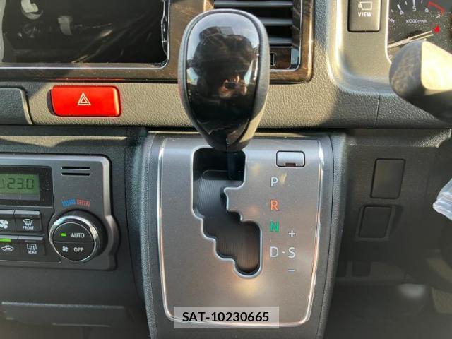 Toyota HIACE VAN 2026-01 8752758-12