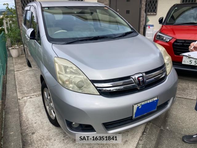 Toyota ISIS 2012-10 8752958-1