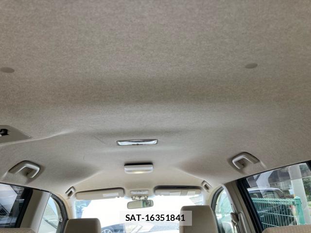 Toyota ISIS 2012-10 8752958-11