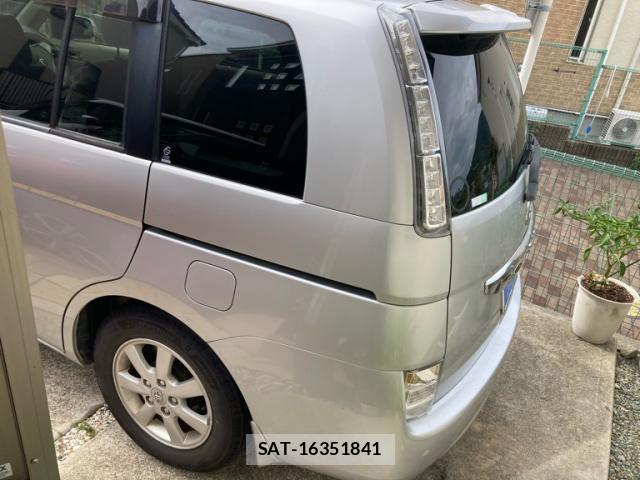 Toyota ISIS 2012-10 8752958-13