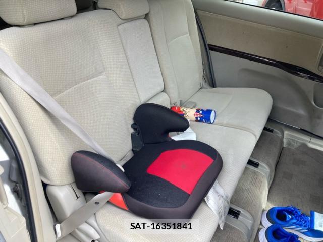 Toyota ISIS 2012-10 8752958-15