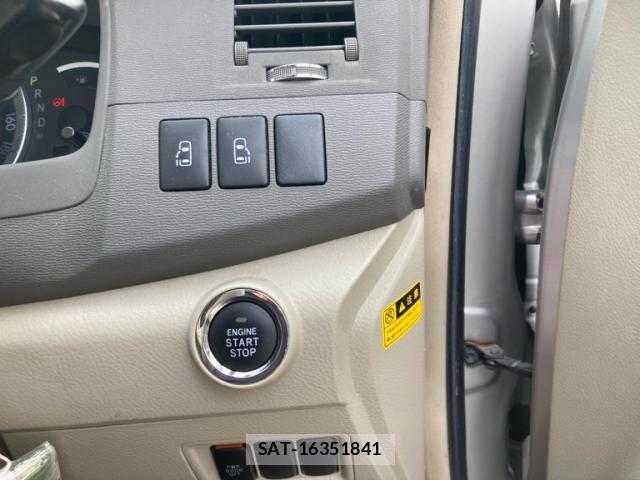 Toyota ISIS 2012-10 8752958-17