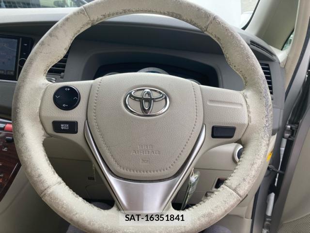 Toyota ISIS 2012-10 8752958-18