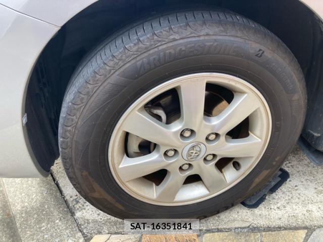 Toyota ISIS 2012-10 8752958-3