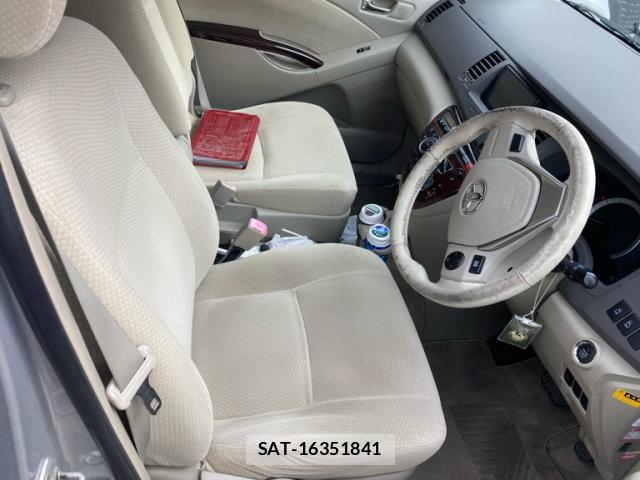 Toyota ISIS 2012-10 8752958-5
