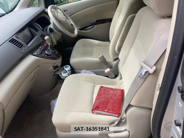 Toyota ISIS 2012-10 8752958-8