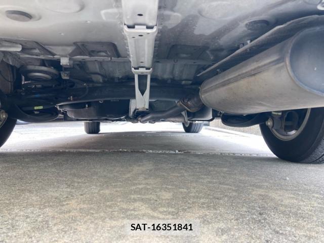 Toyota ISIS 2012-10 8752958-9