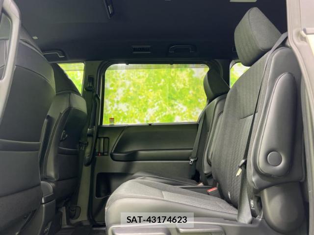 Toyota NOAH 2023-11 8754449-7