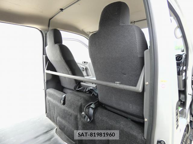 Nissan NV350 Caravan 2015-11 8752429-11