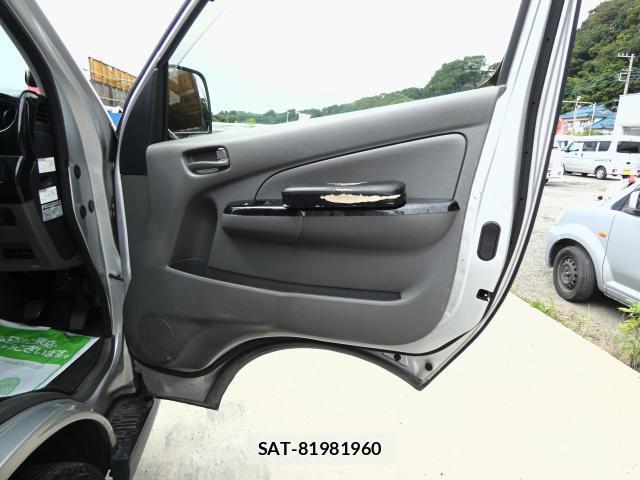 Nissan NV350 Caravan 2015-11 8752429-16