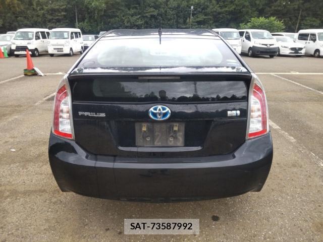 Toyota PRIUS 2014-08 8752590-1