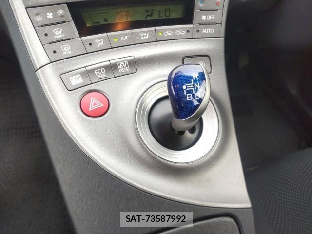 Toyota PRIUS 2014-08 8752590-11