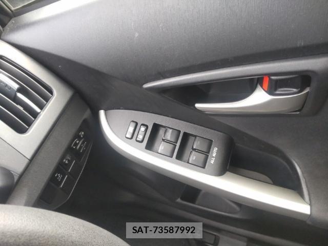Toyota PRIUS 2014-08 8752590-13