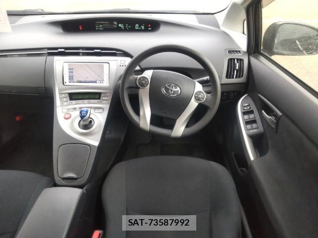 Toyota PRIUS 2014-08 8752590-2