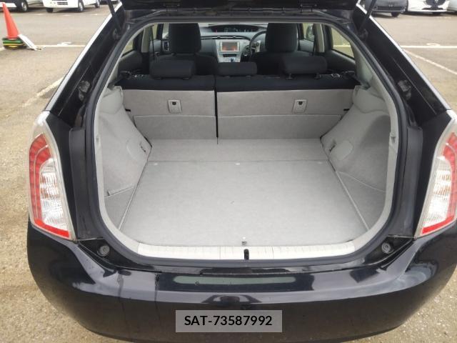 Toyota PRIUS 2014-08 8752590-7