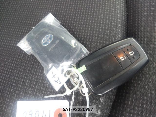 Toyota PRIUS 2021-08 8752613-14