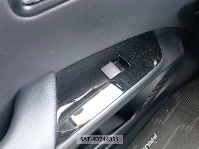 Toyota PRIUS 2019-09 8752653-12