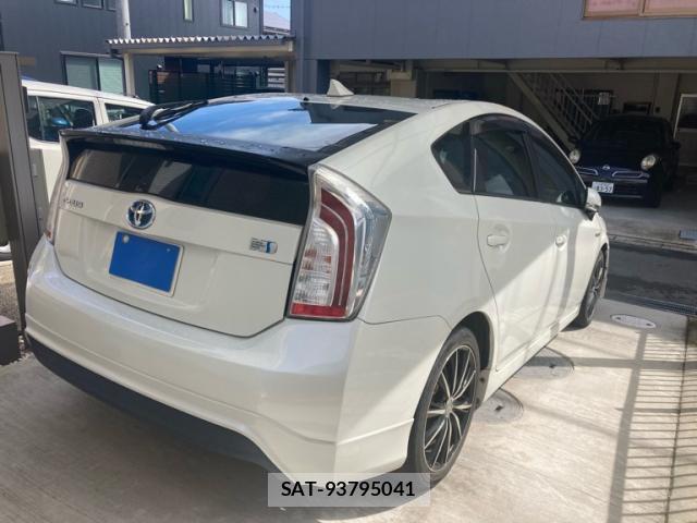 Toyota PRIUS 2014-03 8753031-2