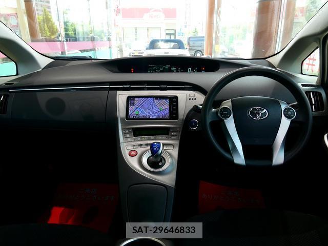 Toyota PRIUS 2015-08 8753953-1