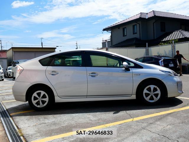 Toyota PRIUS 2015-08 8753953-12