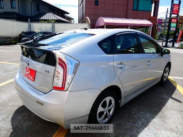 Toyota PRIUS 2015-08 8753953-13