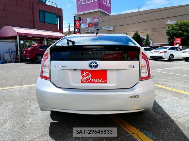 Toyota PRIUS 2015-08 8753953-14