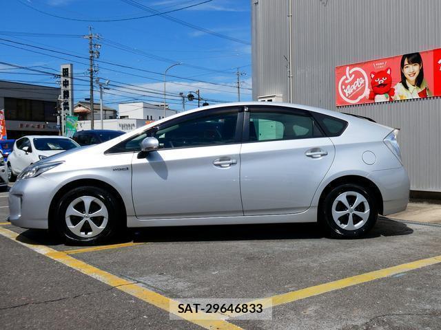 Toyota PRIUS 2015-08 8753953-16