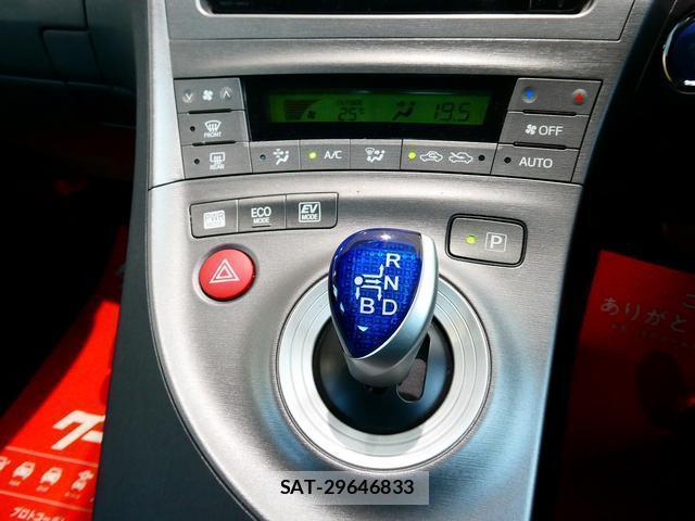 Toyota PRIUS 2015-08 8753953-4