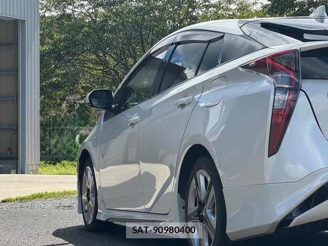 Toyota PRIUS 2018-04 8754019-2