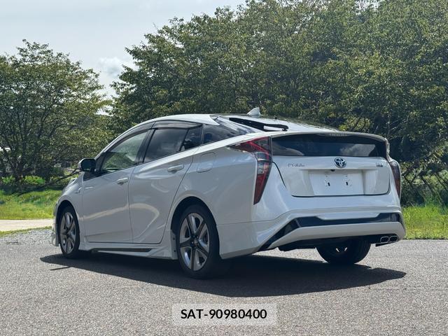 Toyota PRIUS 2018-04 8754019-3