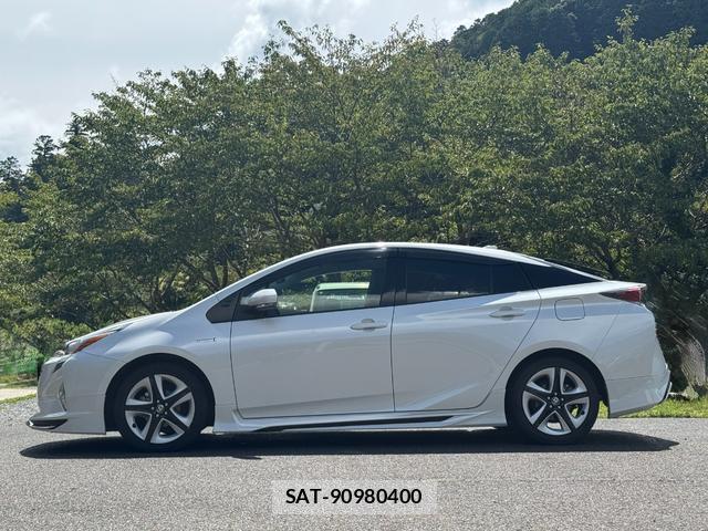 Toyota PRIUS 2018-04 8754019-7
