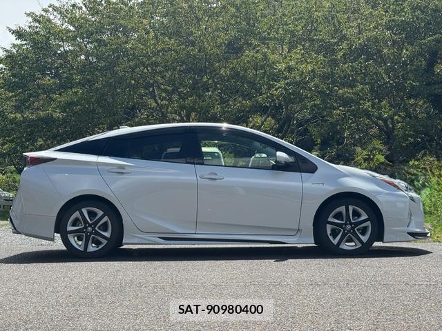 Toyota PRIUS 2018-04 8754019-8