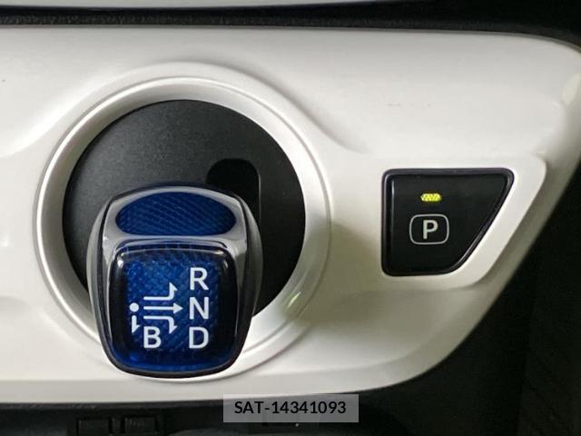 Toyota PRIUS 2016-10 8754047-16